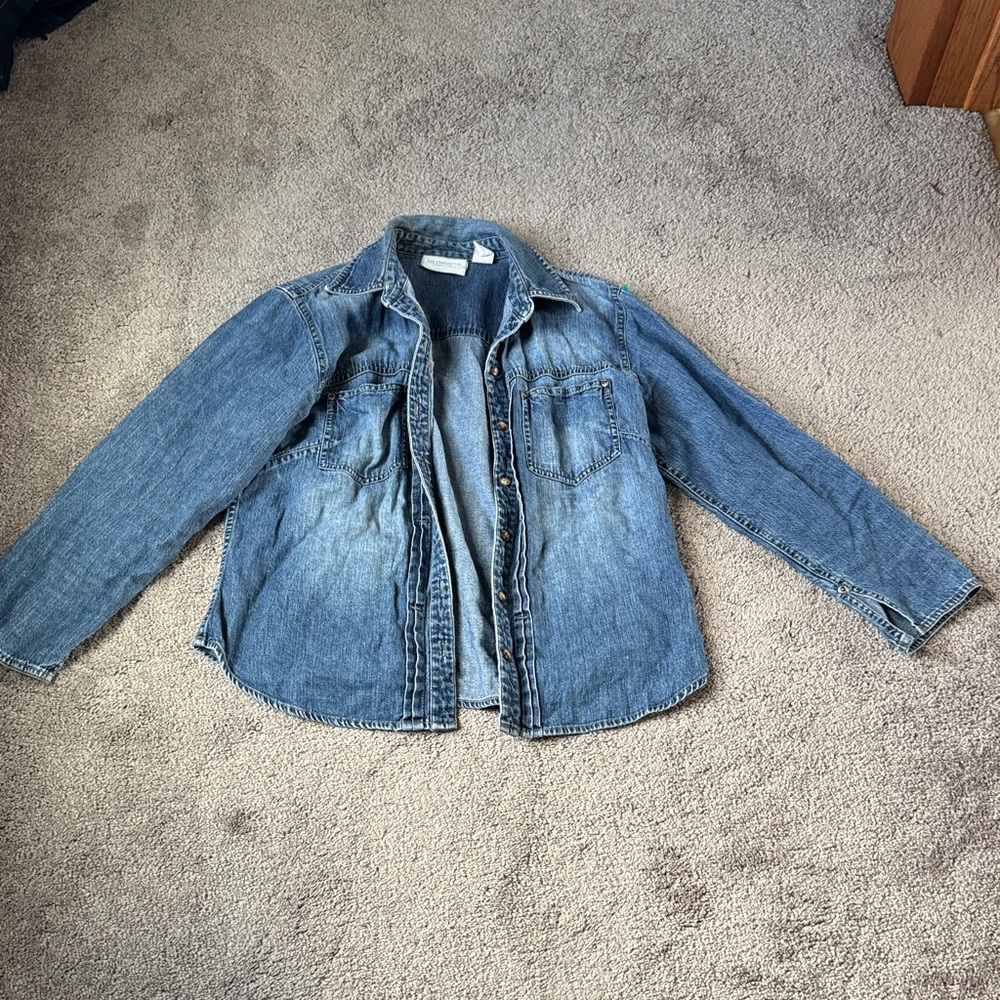 Liz Claiborne Blue Denim Button Down Top Size 6 Chest Pockets Medium Wash